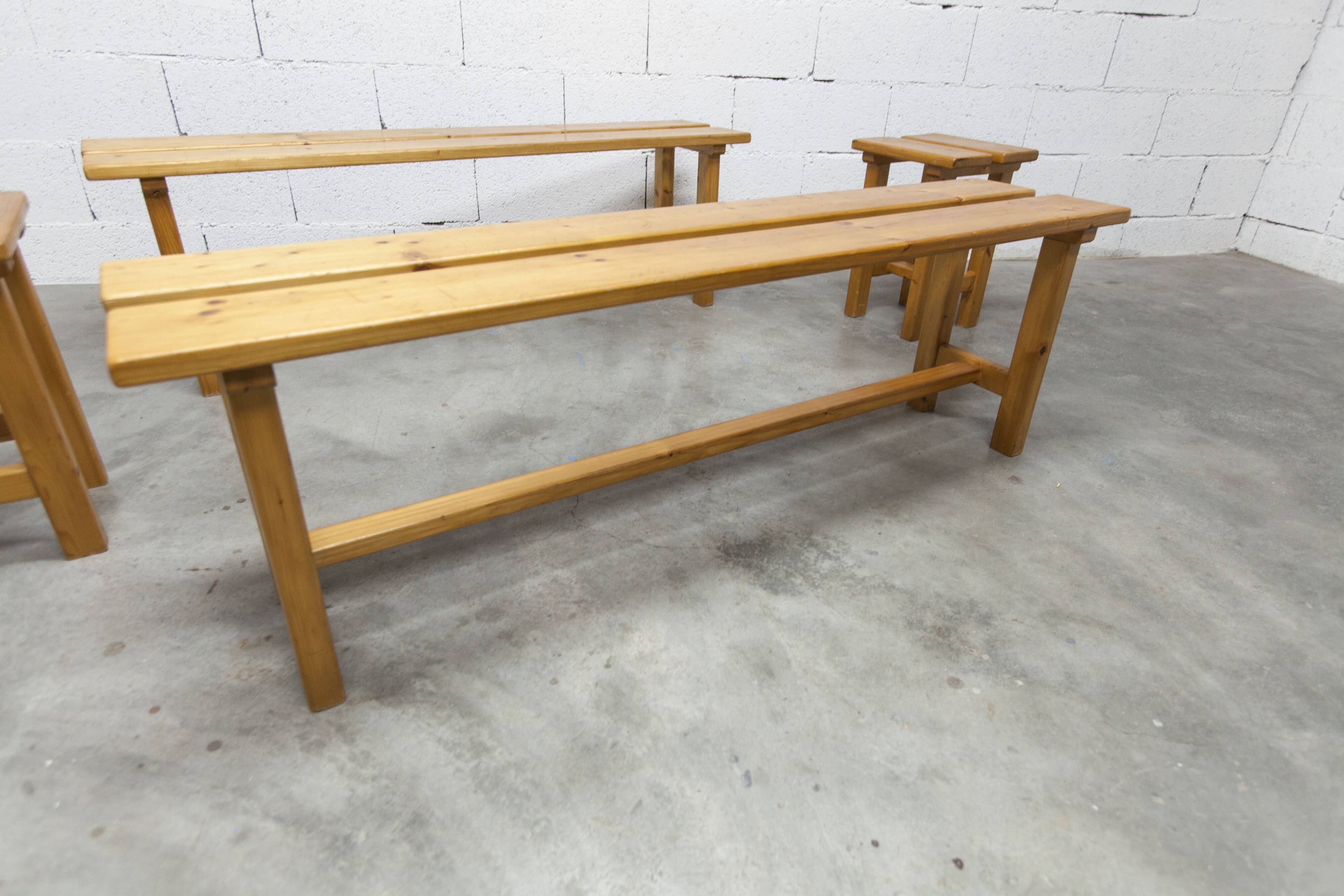 Set of 2 benches and 2 stools in pine, 1970s mountain style.