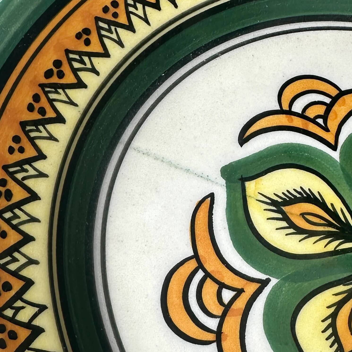 Henriot Quimper Breton earthenware plate – green-yellow-orange geometric pattern – Ø 24 cm