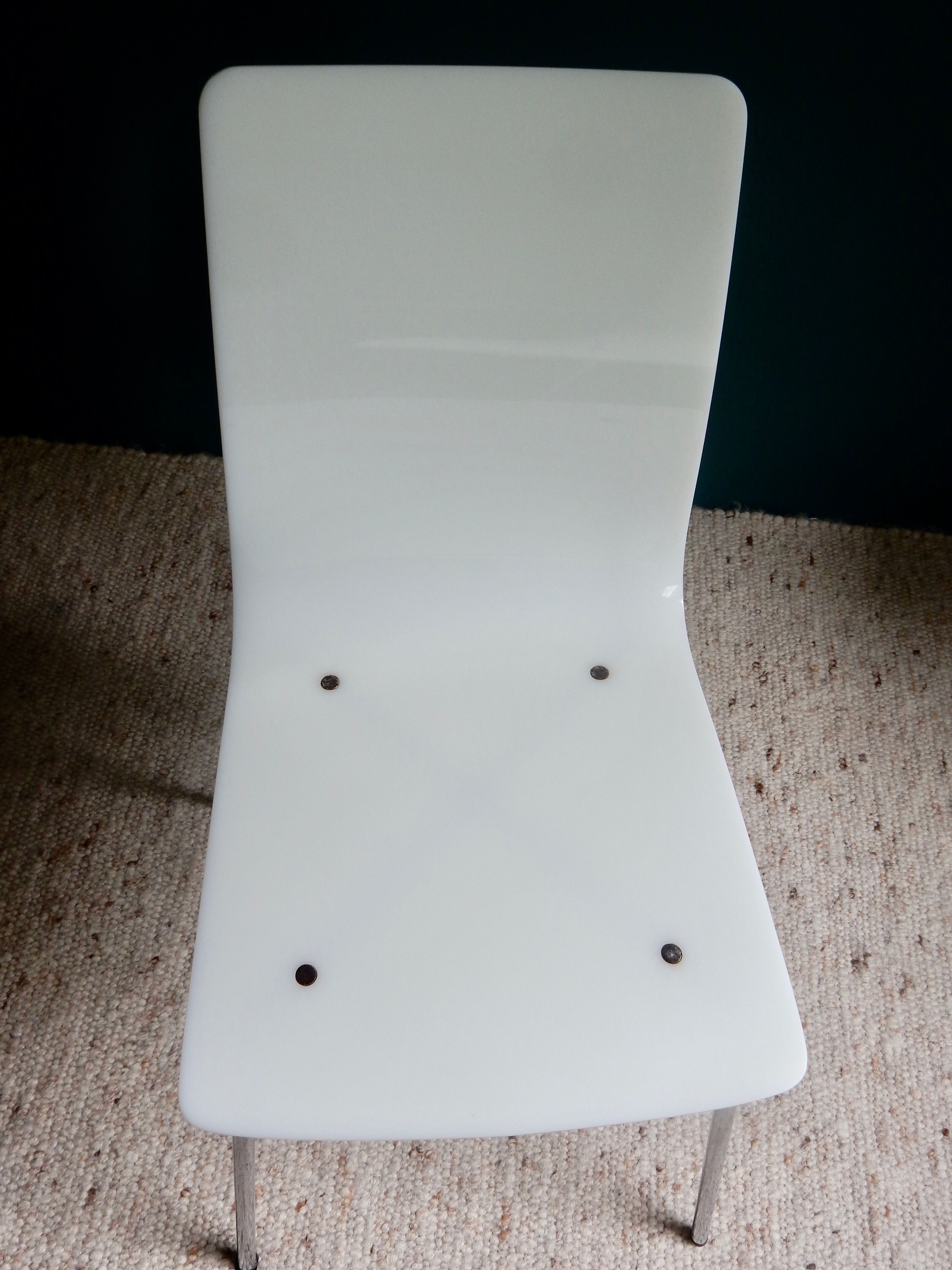 Paire de chaises blanches en plexiglas années 70