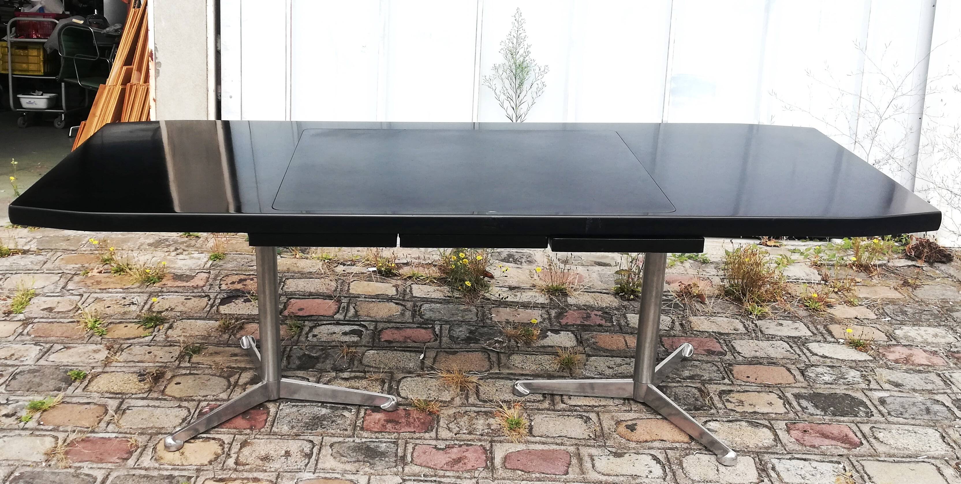 Boomerang T96 desk, Tecno