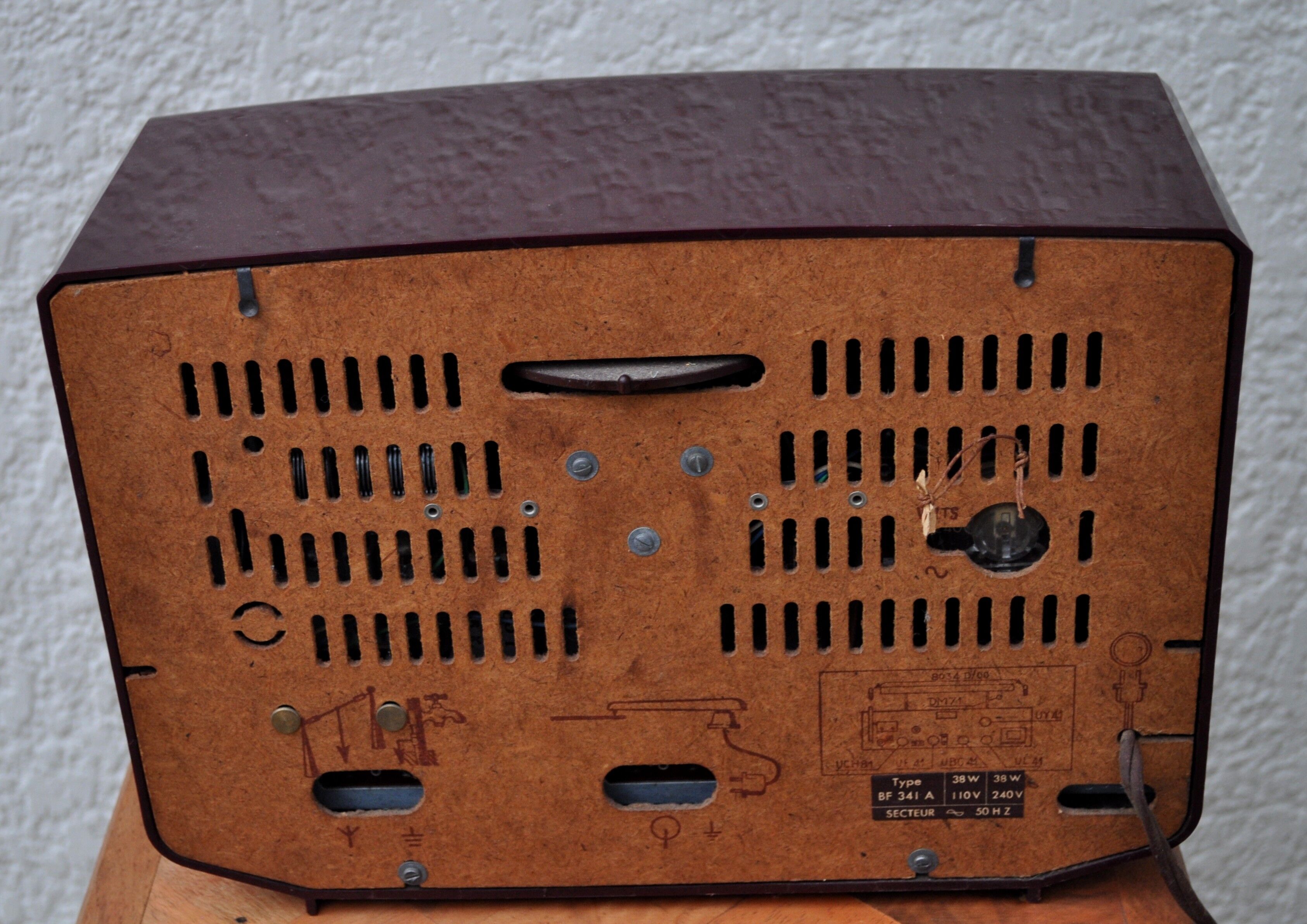 Philips Bakelite radio grille