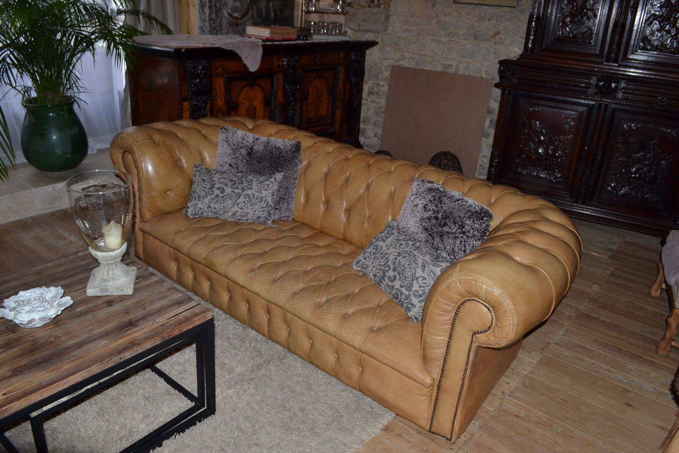 Chesterfield sofa, 3 places England 1970