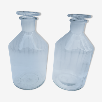 2 anciennes bouteilles / flacons de laboratoire avec bouchons en verre - 1000 ml