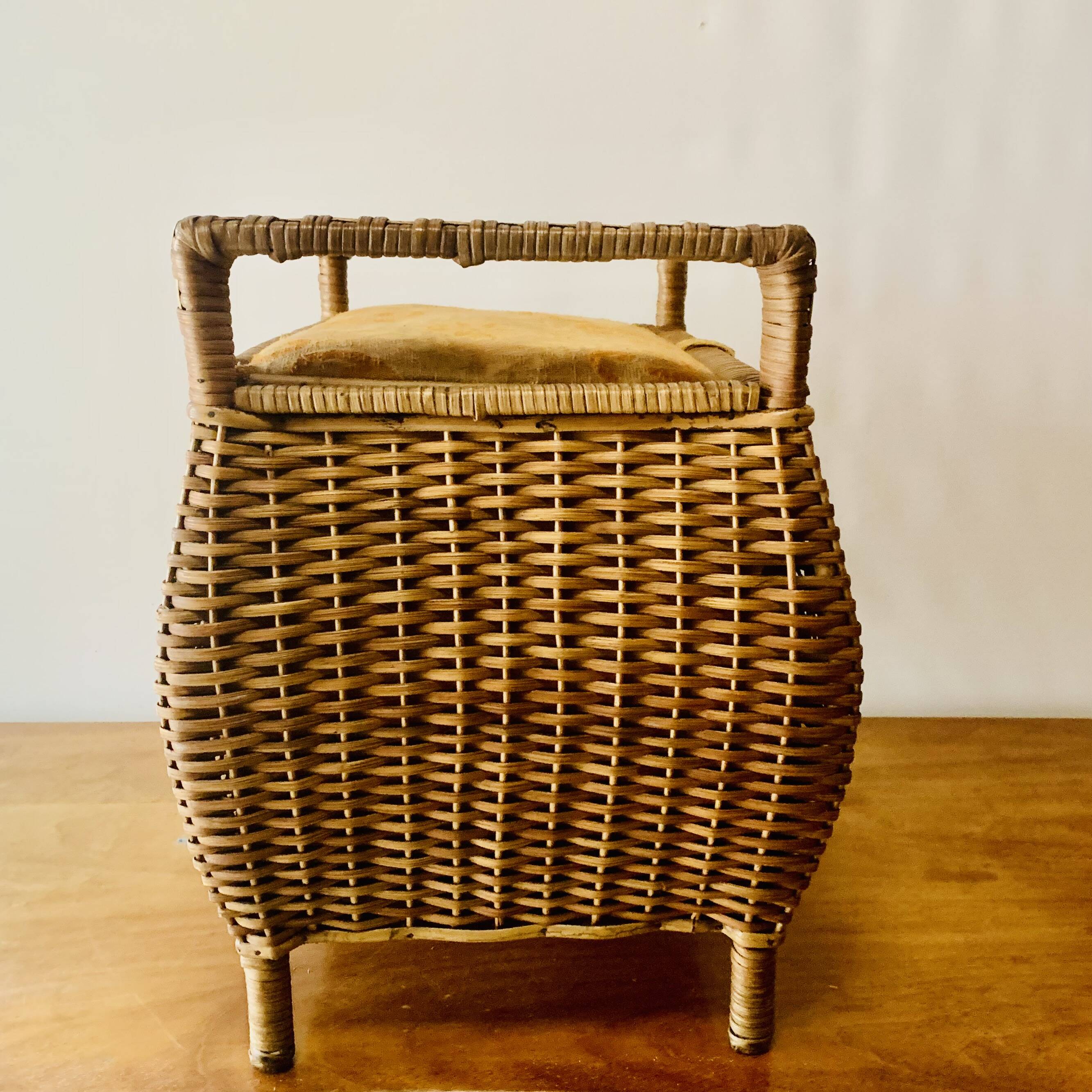 Grand panier à couture vintage en osier - tabouret en tissu matelassé - 1950