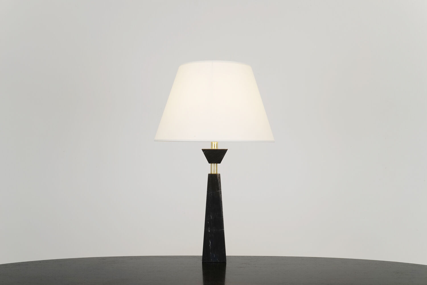 Lampe postmoderne en marbre et laiton circa 1980