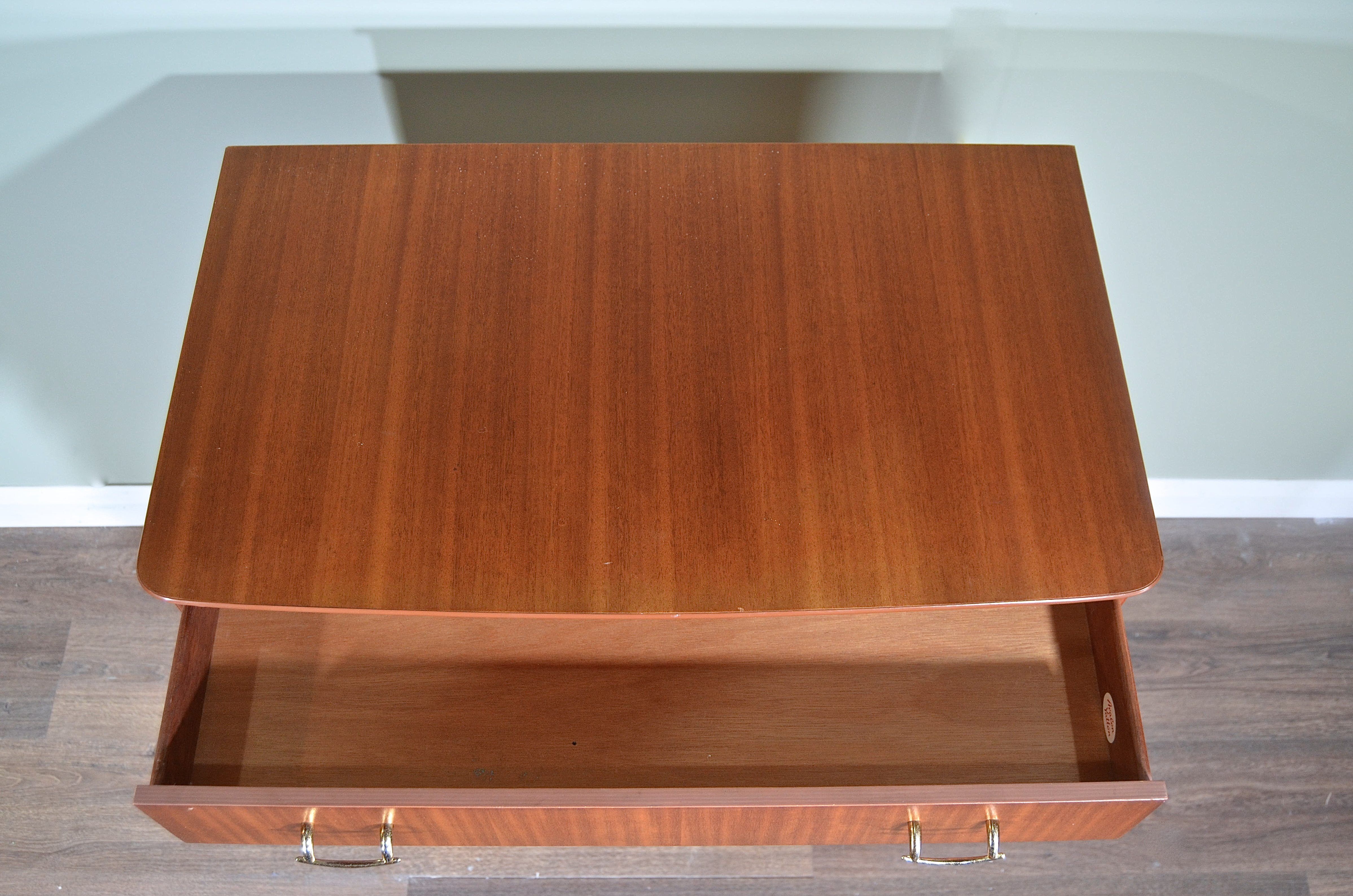 Commode en teck et laiton