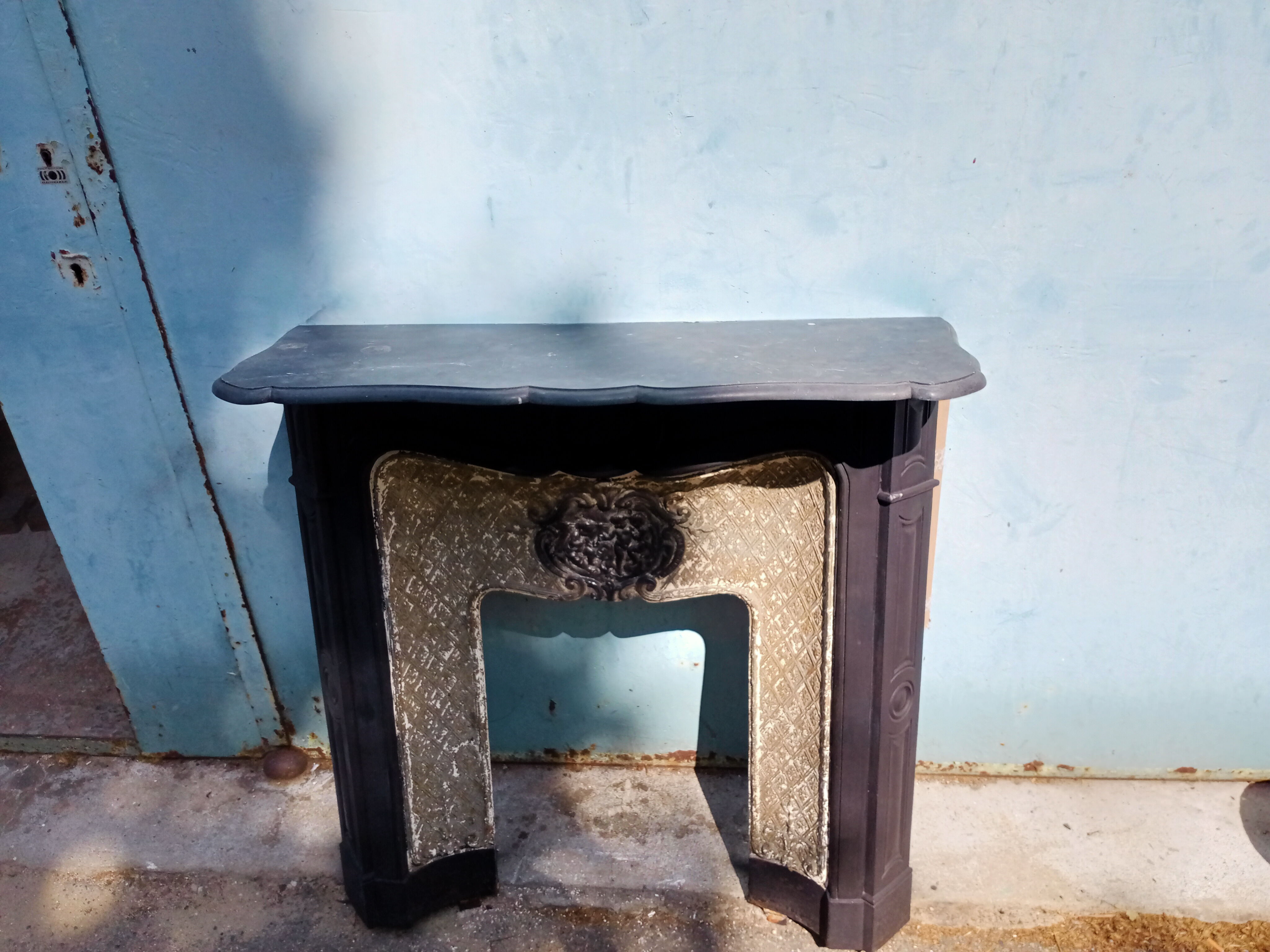 Cast-iron fireplace angelots decorations