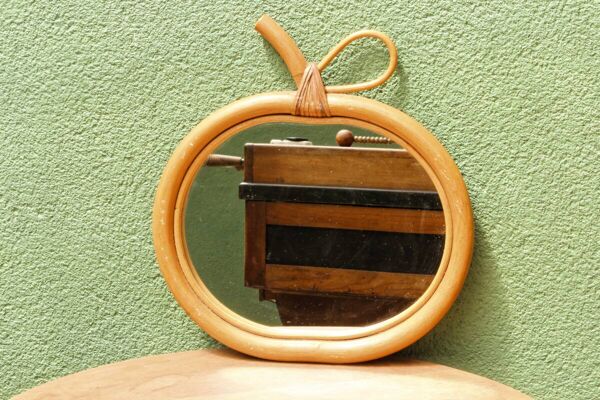 Paire de miroirs pomme en rotin