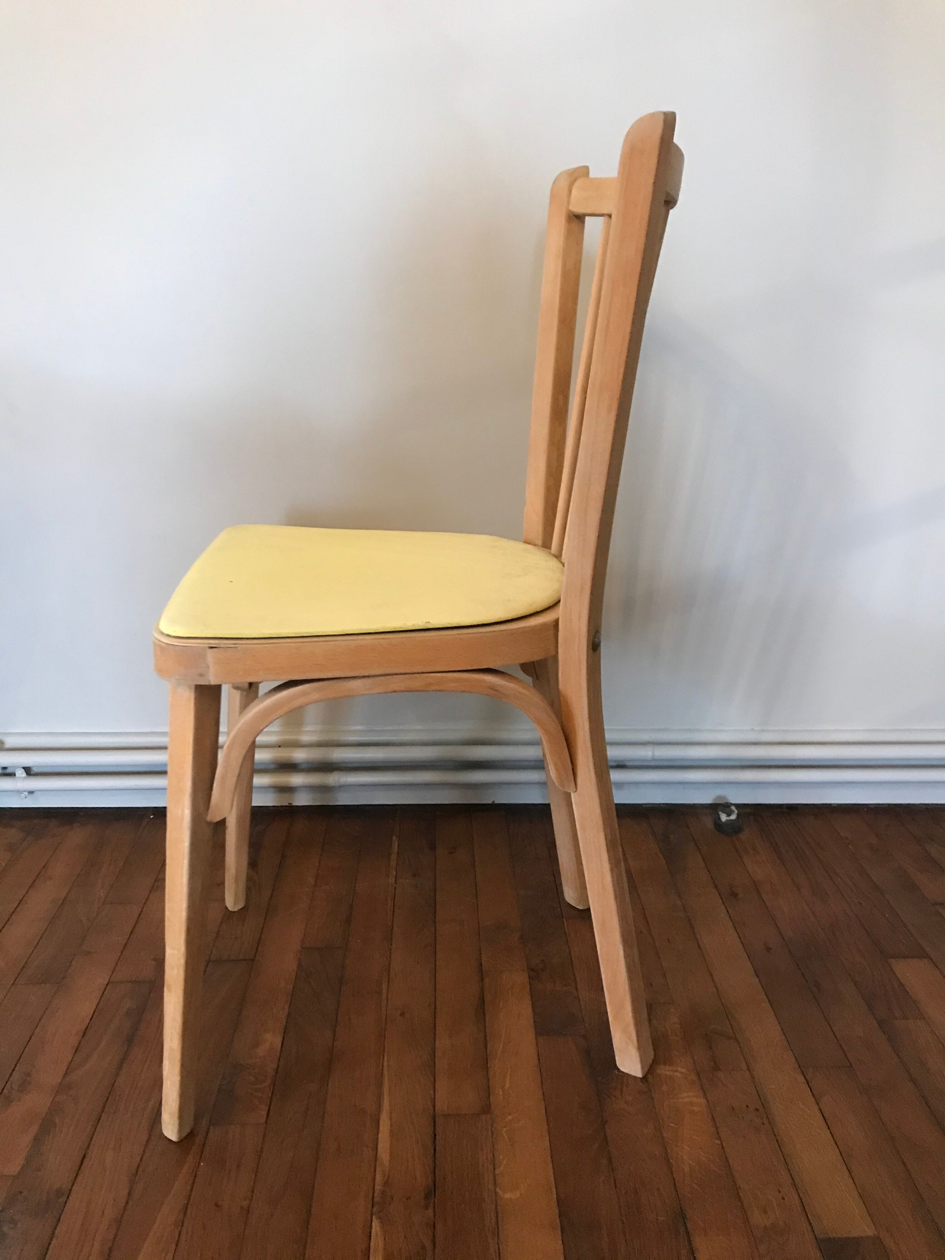 Chaise en bois et skaï jaune