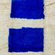 Tapis berbère marocain moderne bleu Klein et blanc