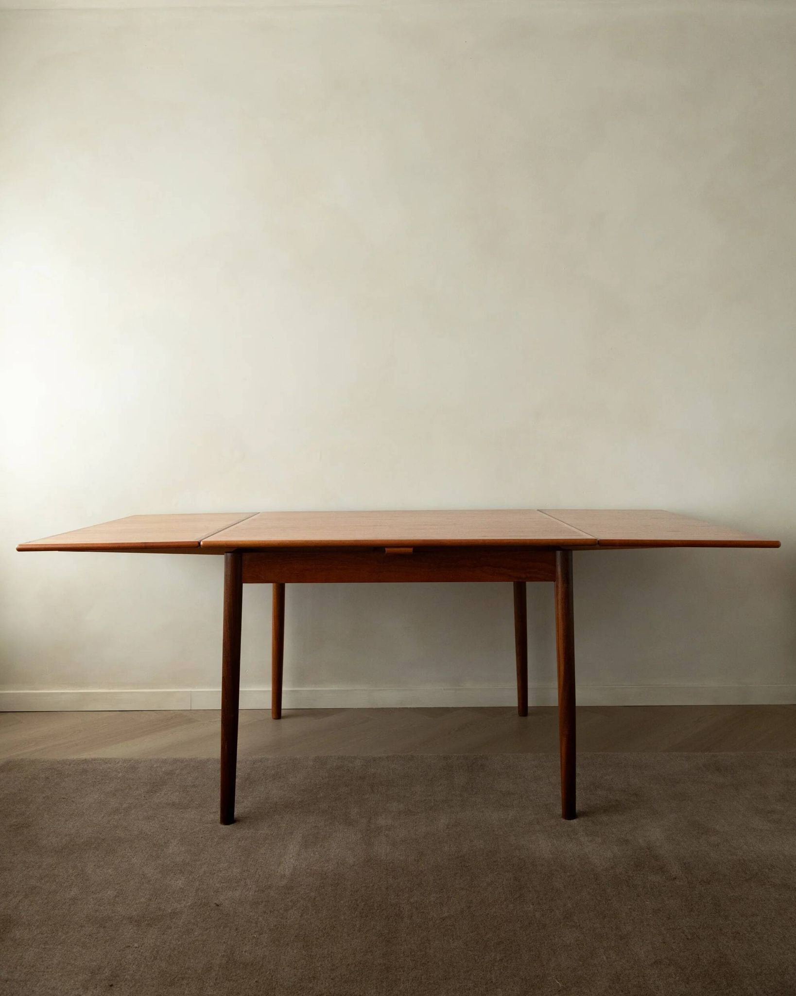 Table à manger extensible en teck moderne danois modèle 24 par Ansager Møbler années 1960.