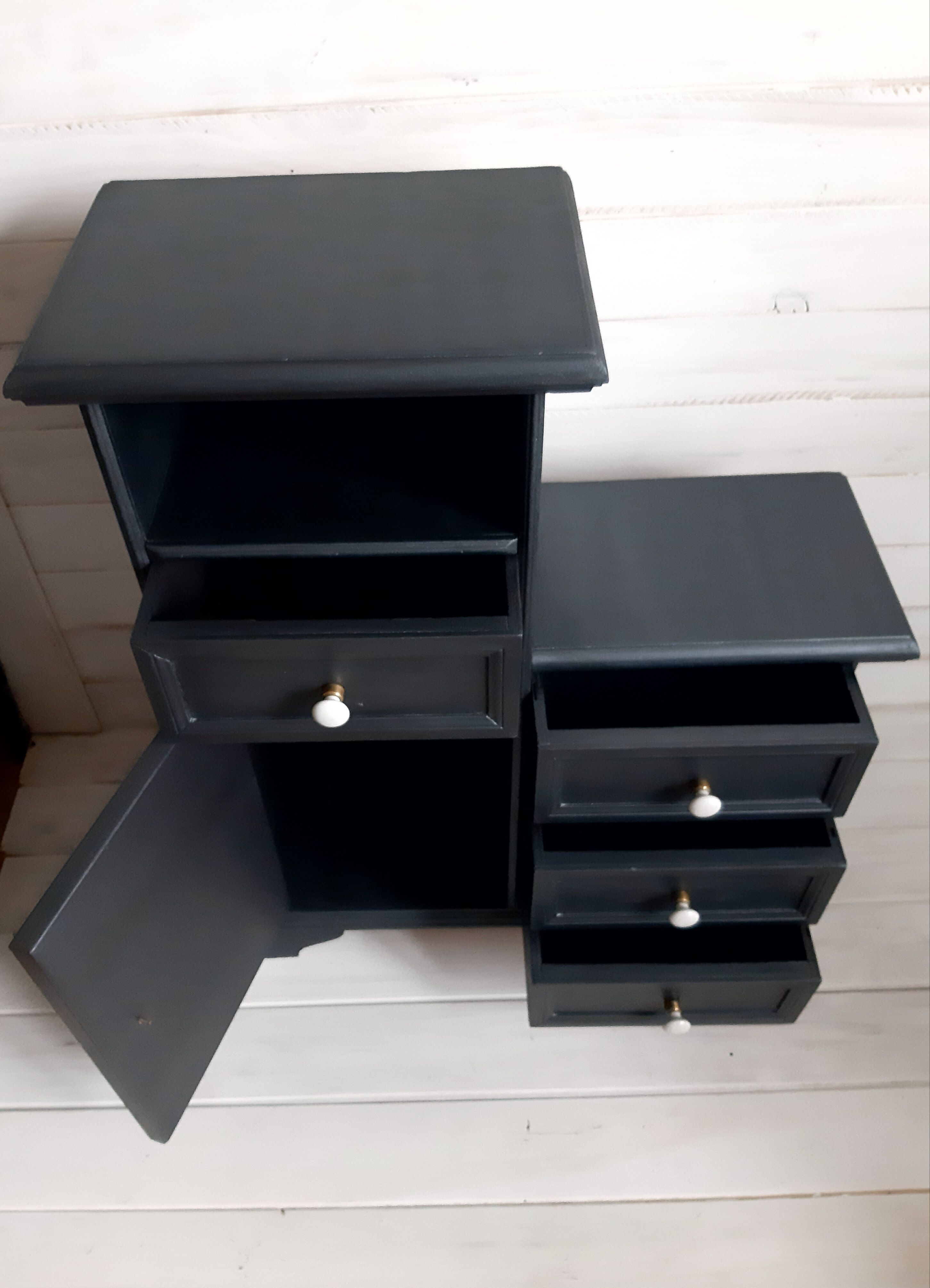 Extra Furniture/ Commodus