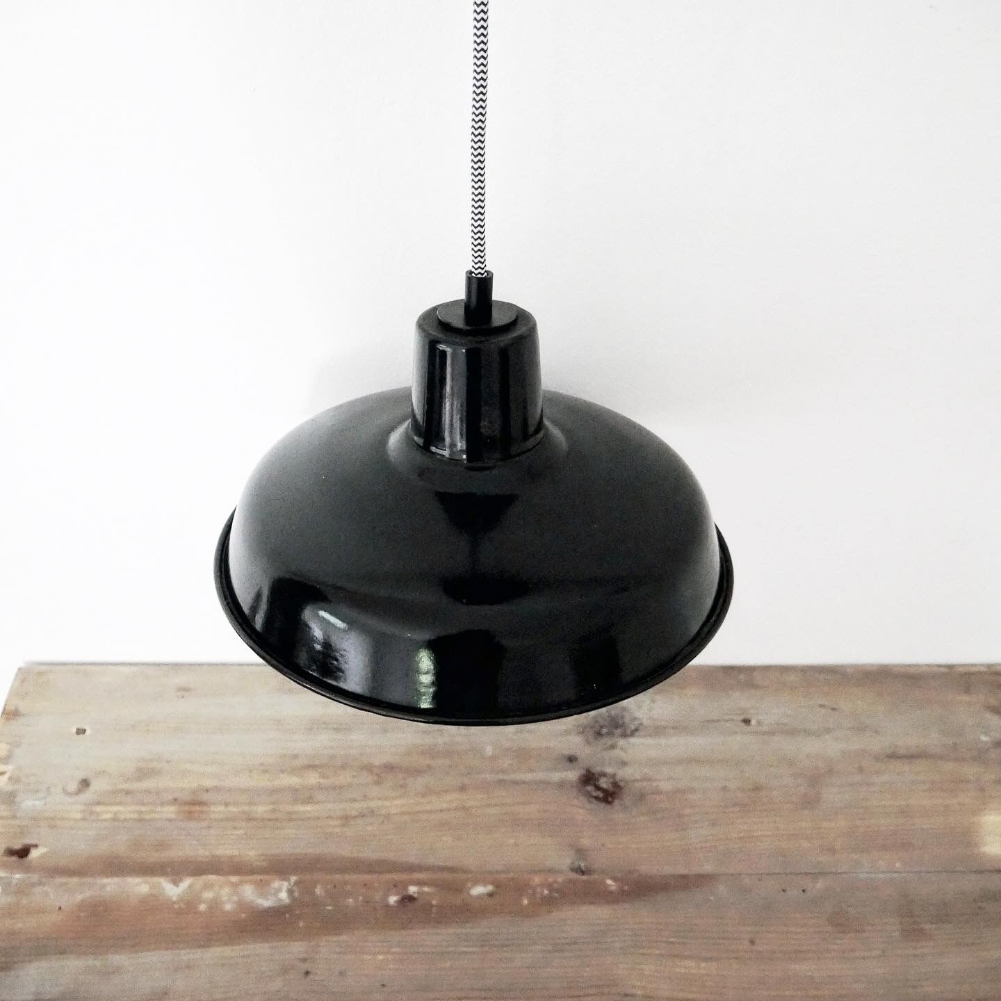 Black enamelled sheet metal suspension