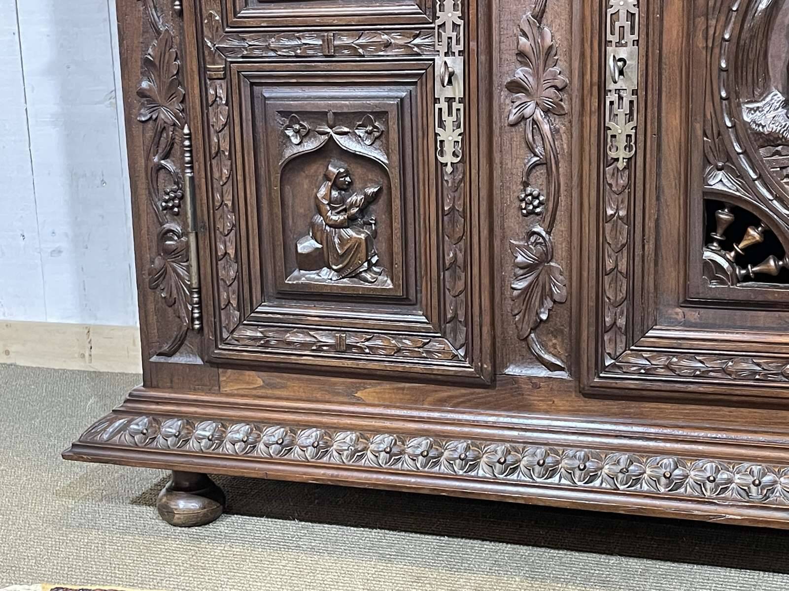 Buffet Breton 2 corps début XXème en châtaignier richement sculpté