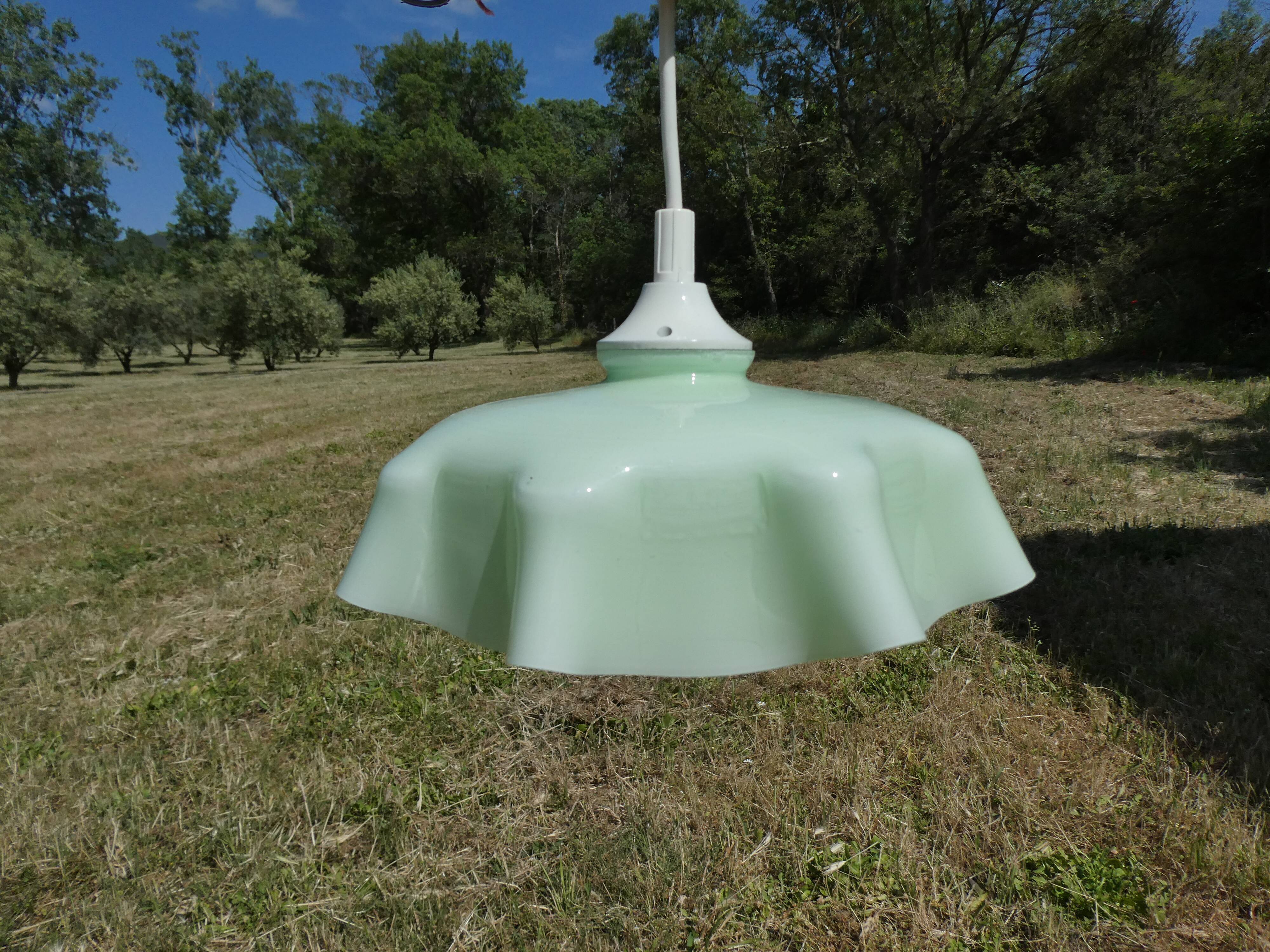 Suspension of old lampshade in opaline mint