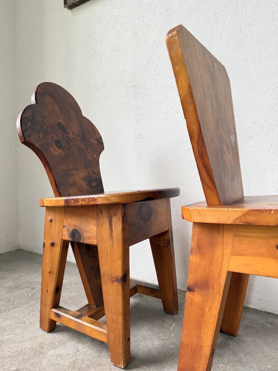 Paire de chaises brutalistes savoyardes en pin