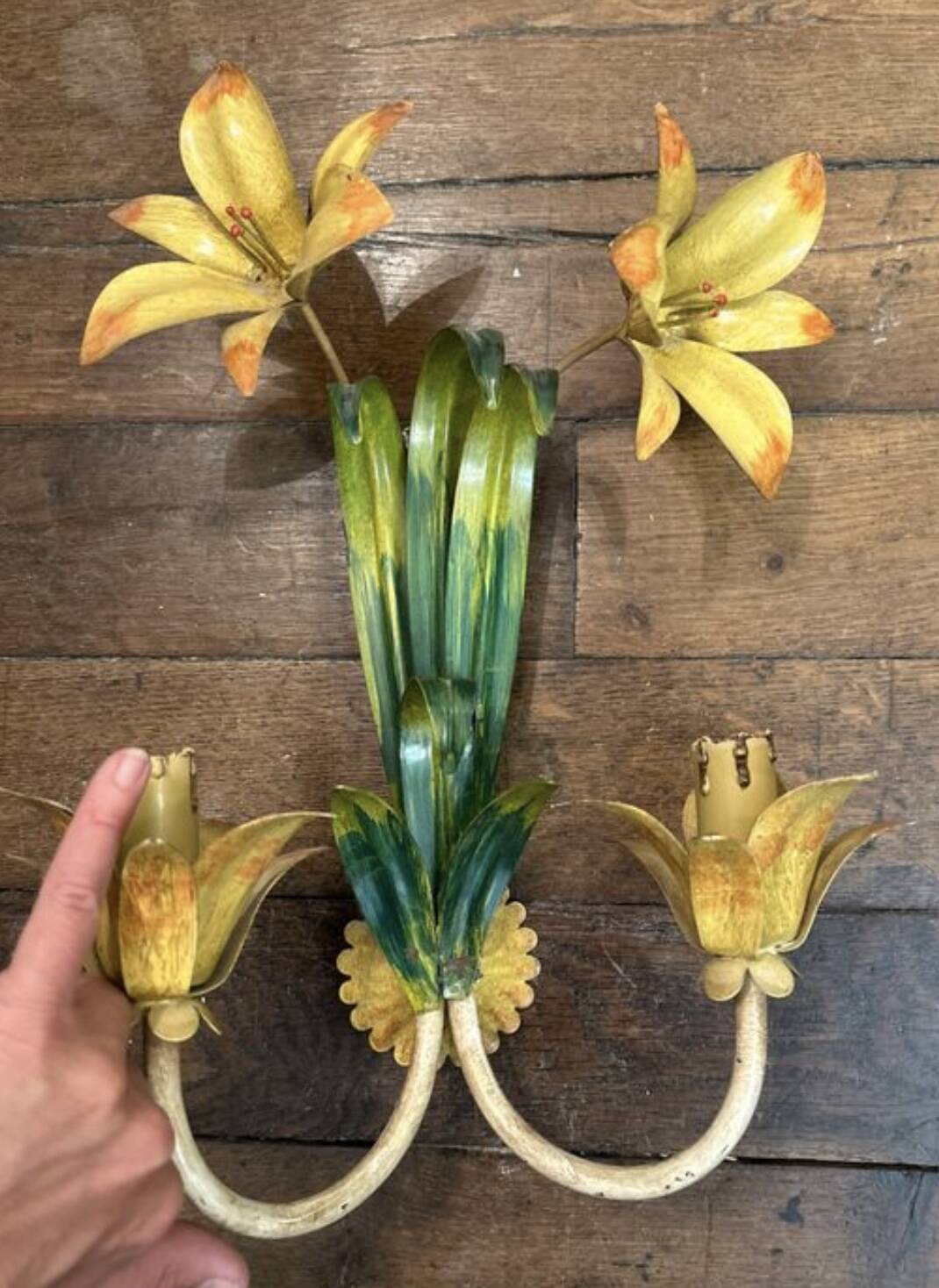 Metal wall light with lilies