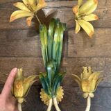 Applique en metal avec des lys