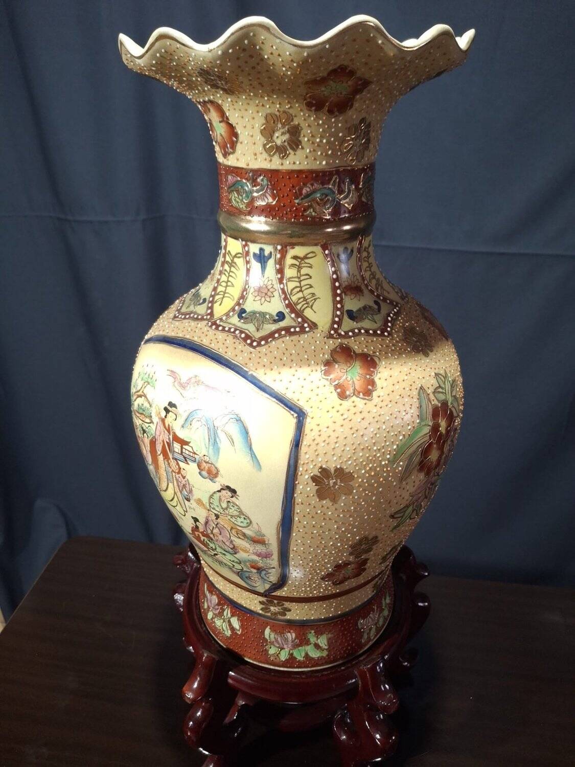 Large polychrome Chinese vase