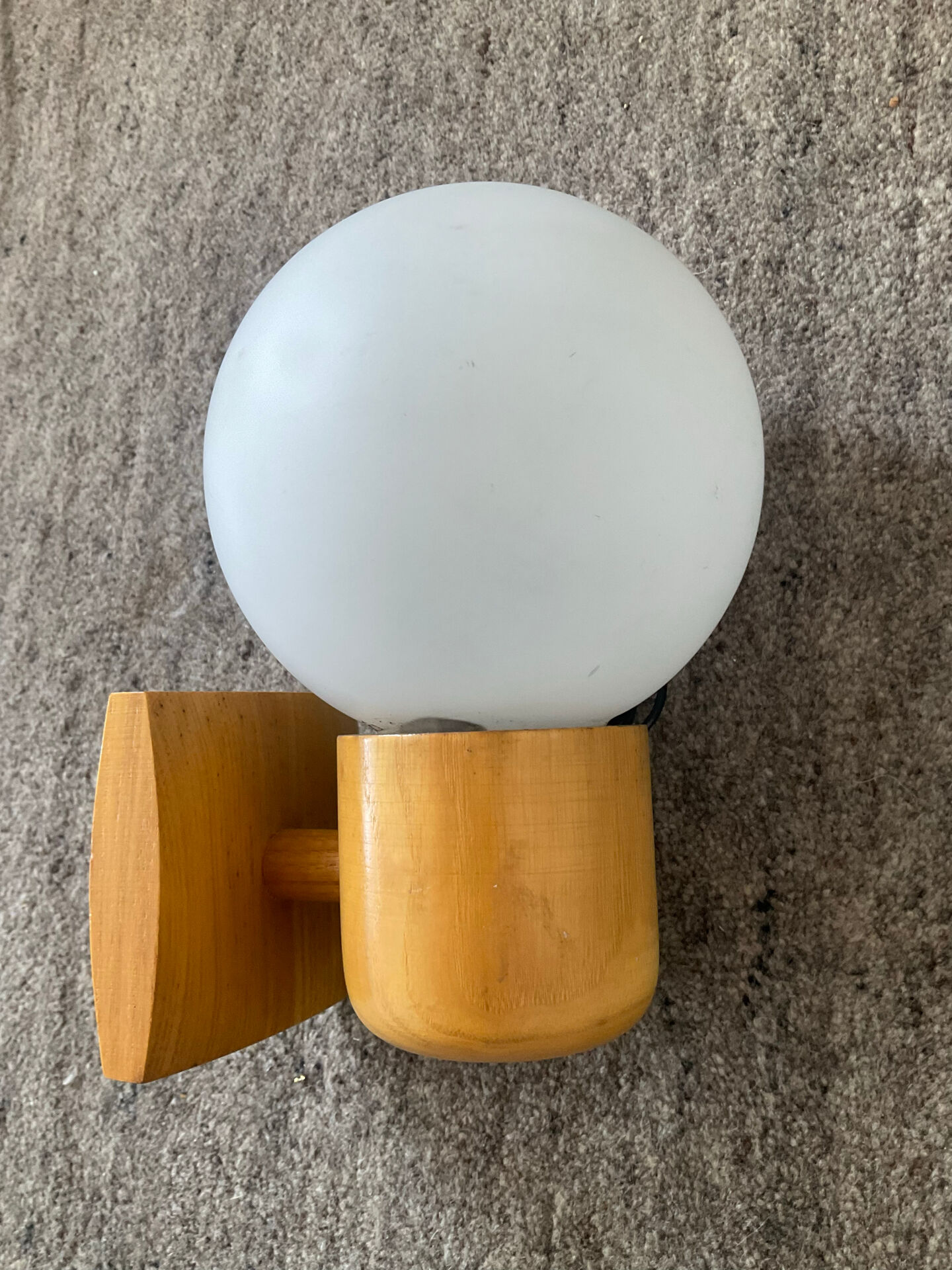 Vintage wall light in solid beech and opaline from the 70s-80s.