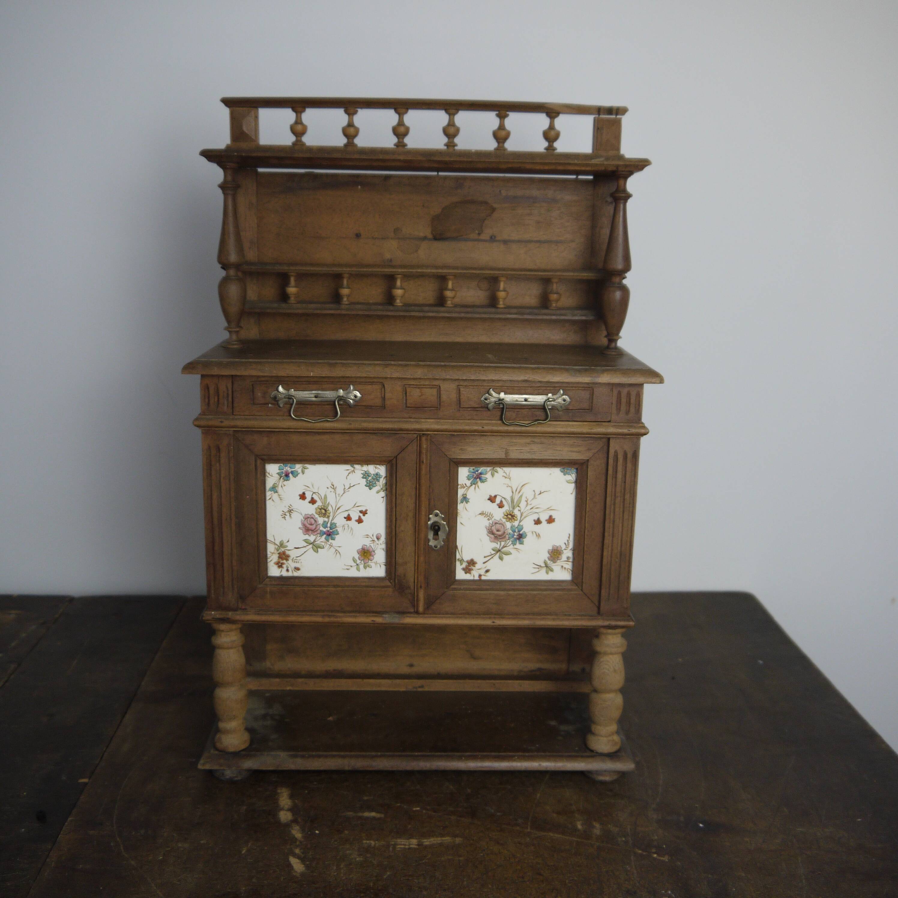 Vaisselier miniature en bois