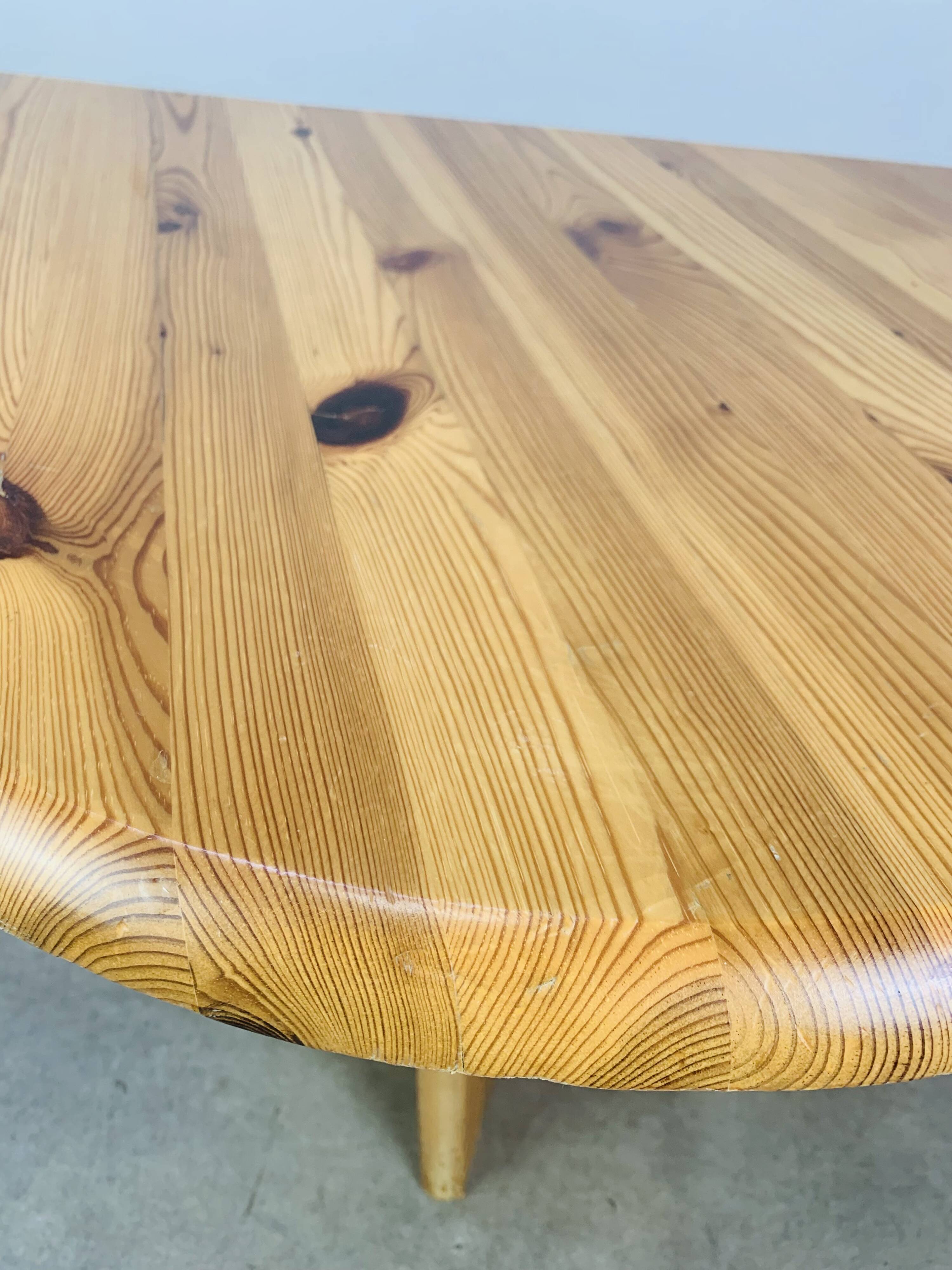 Table basse en pin massif forme organique, années 80