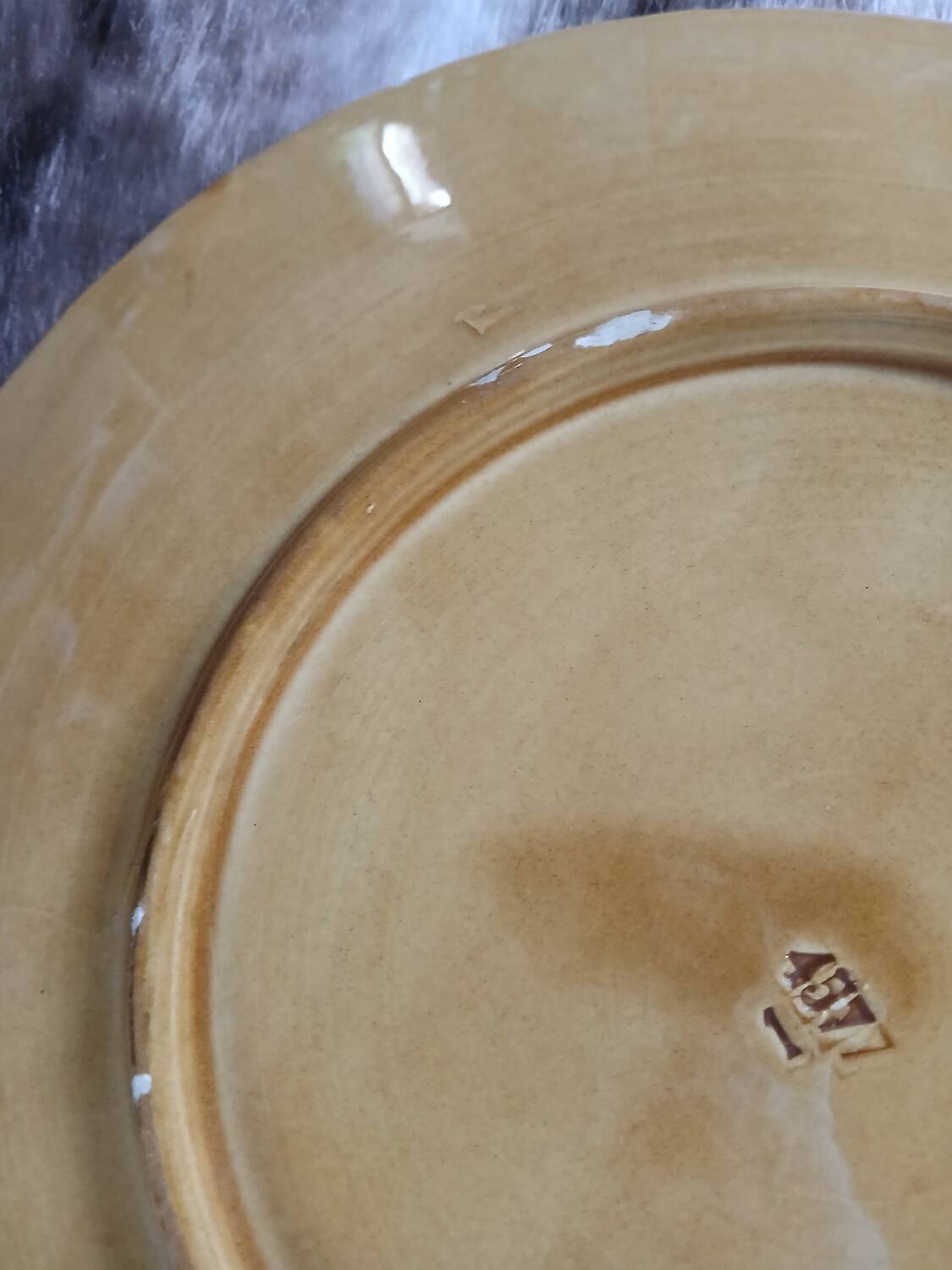 Plat rond vintage en majolique