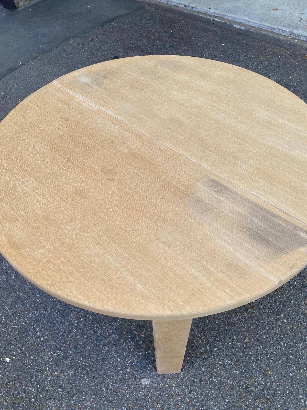 Table à manger scandinave ronde extensible décapée en chêne brut 1980