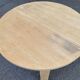 Table à manger scandinave ronde extensible décapée en chêne brut 1980