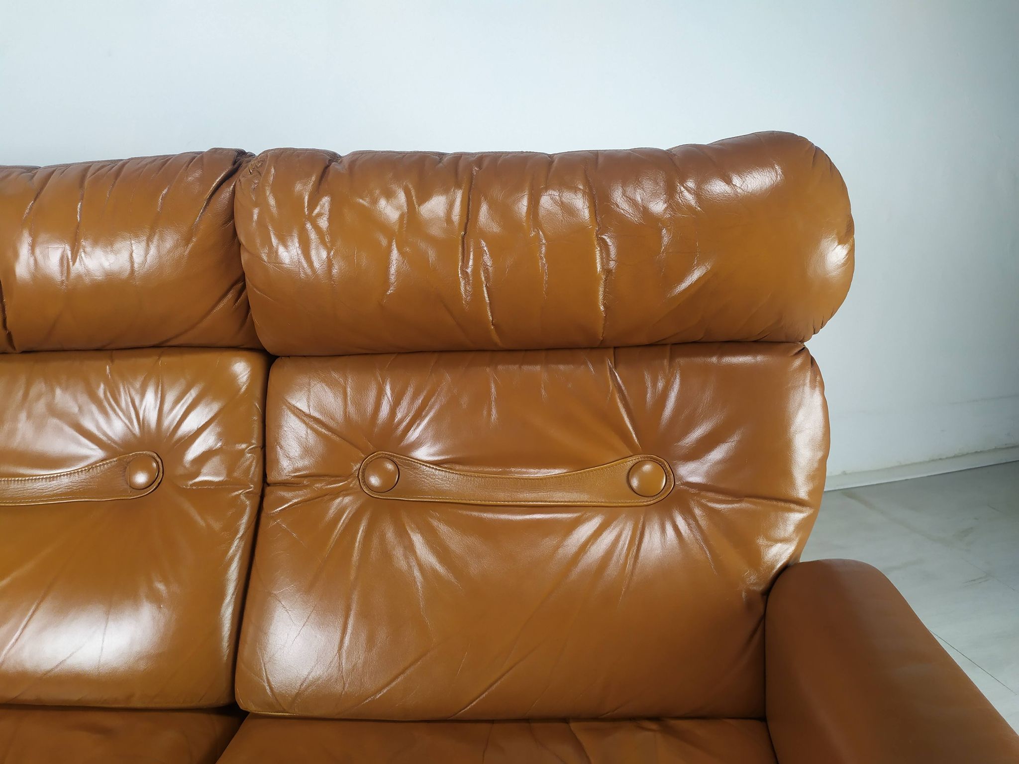 Canapé cuir fauve scandinave