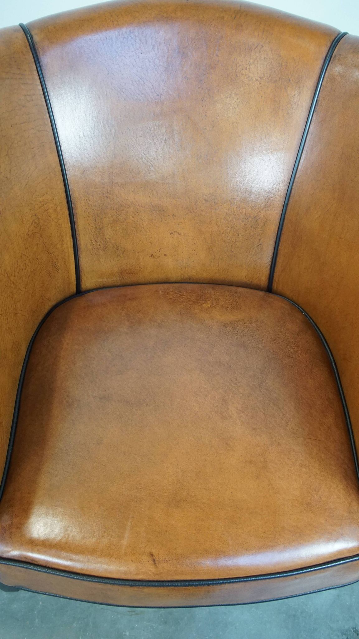 Set of 2 sheep leather club chairs finished with black piping