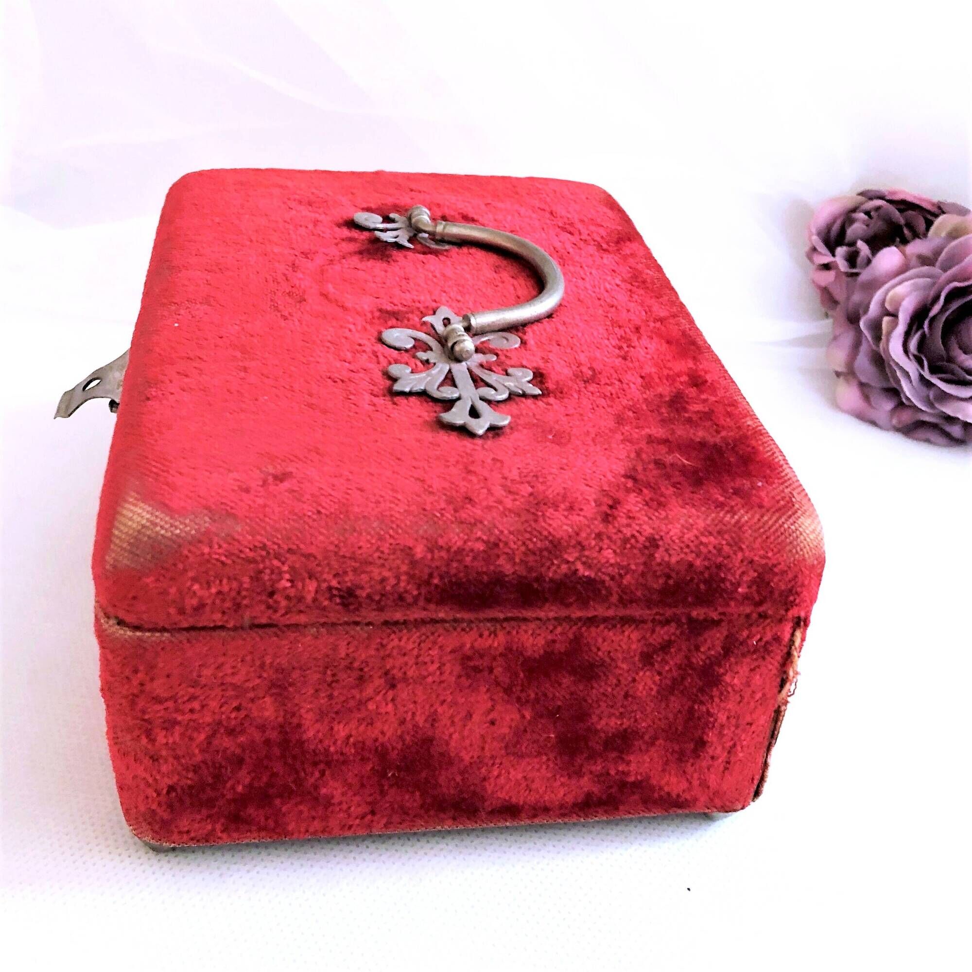 Sewing box padded with red silk, Napoleon III style
