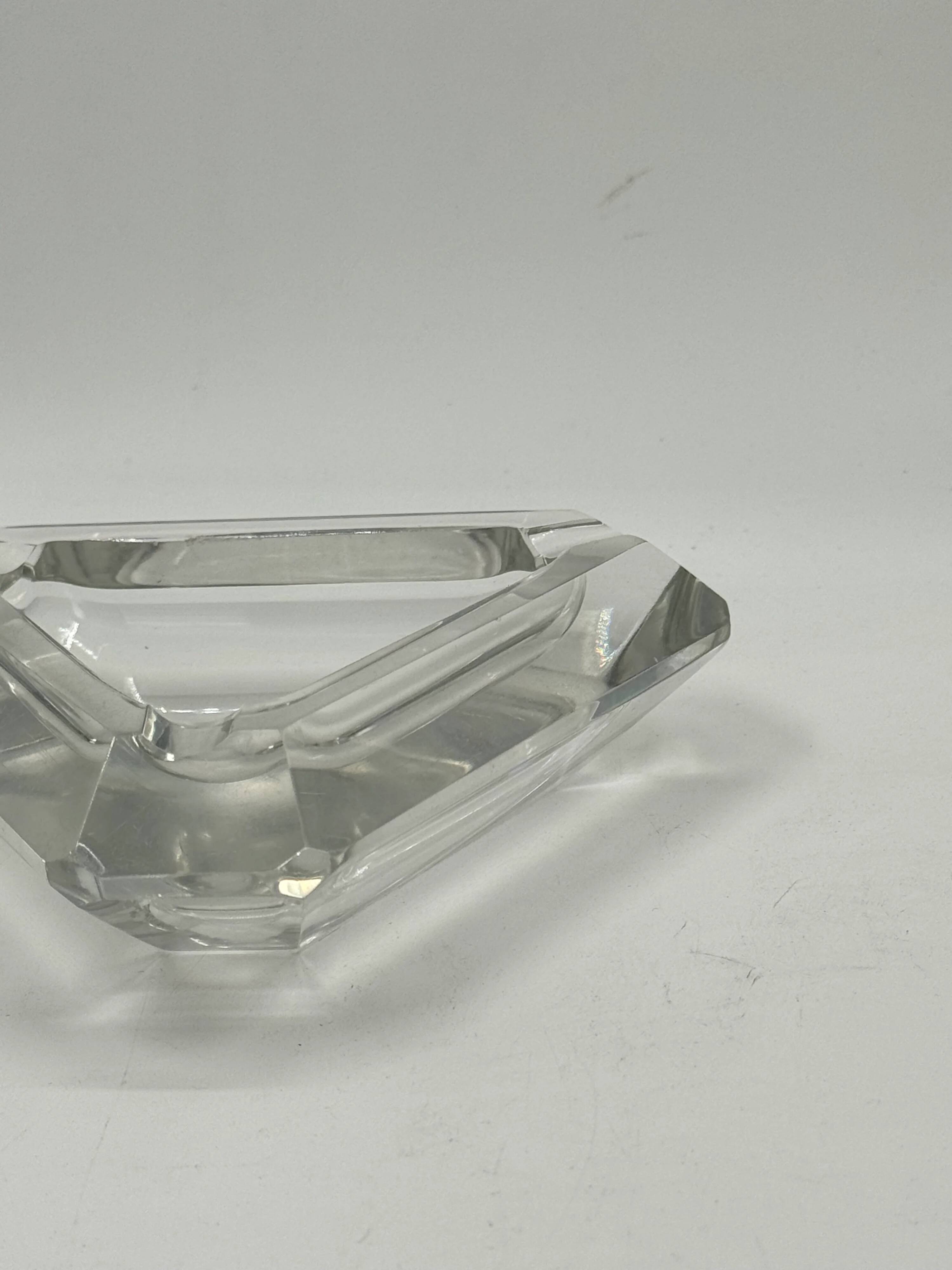 Cendrier vintage triangulaire en verre facetté