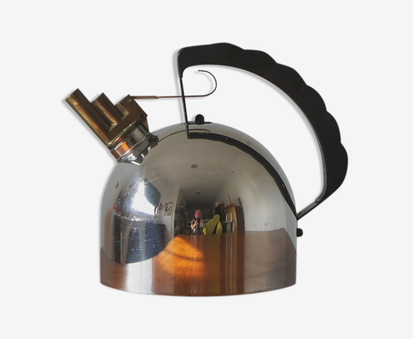 Bouilloire avec sifflet en laiton Alessi 9091 design Richard Sapper