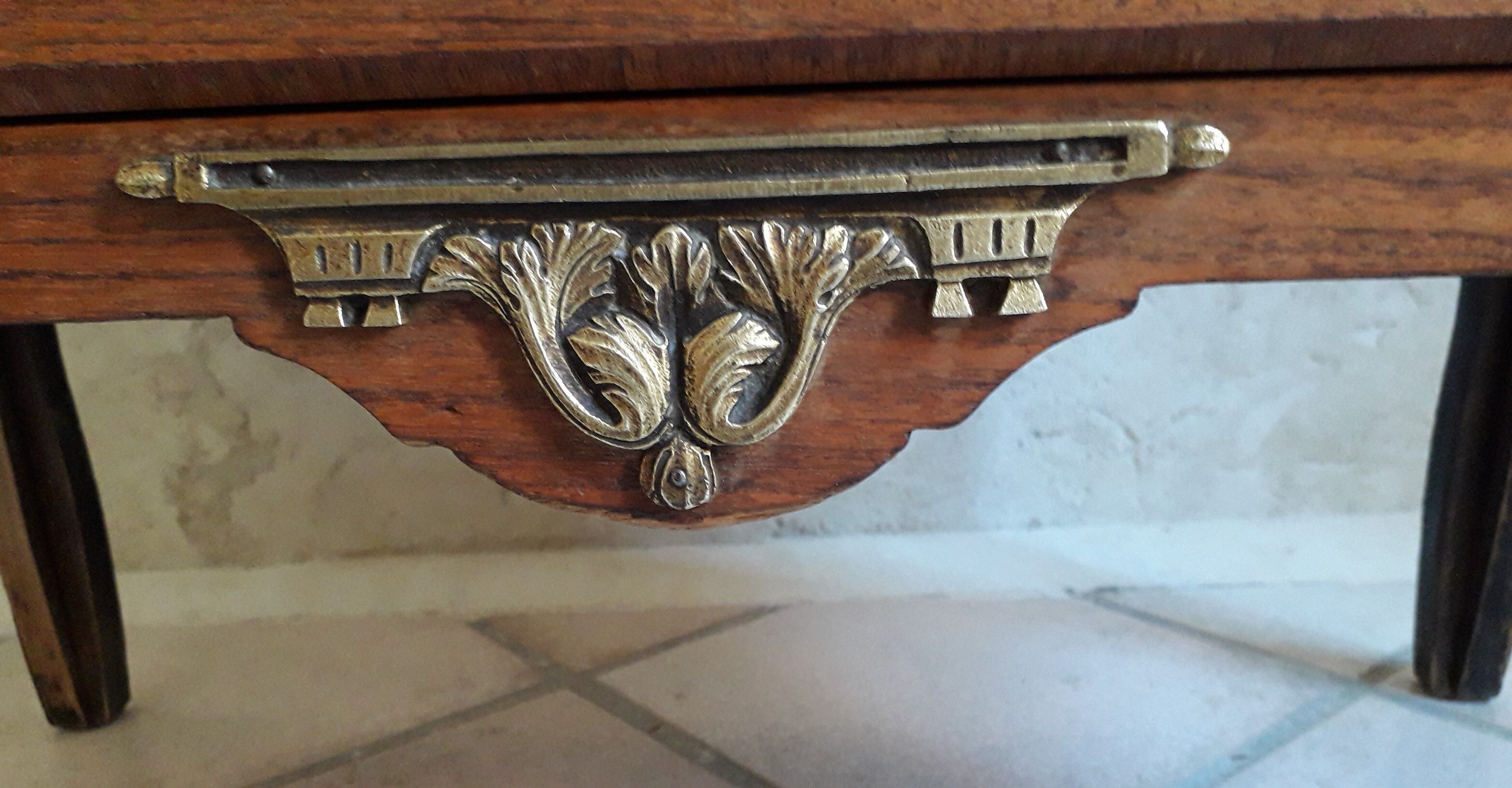 Commode style Louis XVI garnitures en bronze