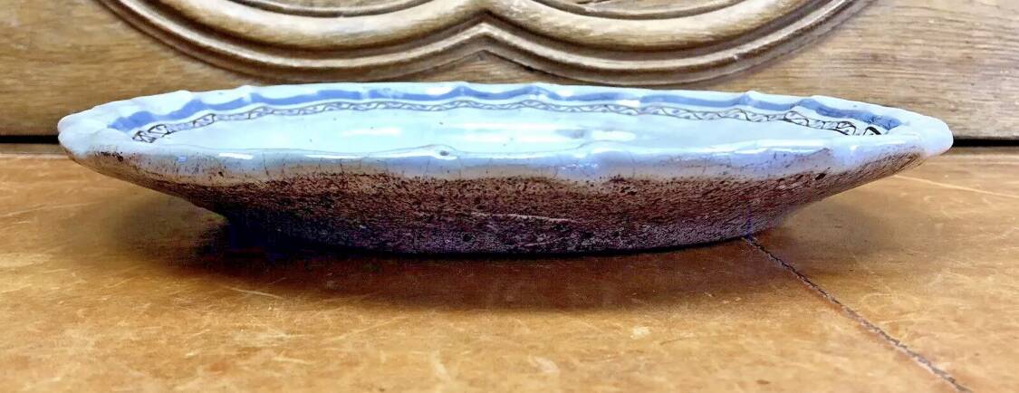 Old semi-hollow round dish XVIII Forges les eaux Rouen cul noir