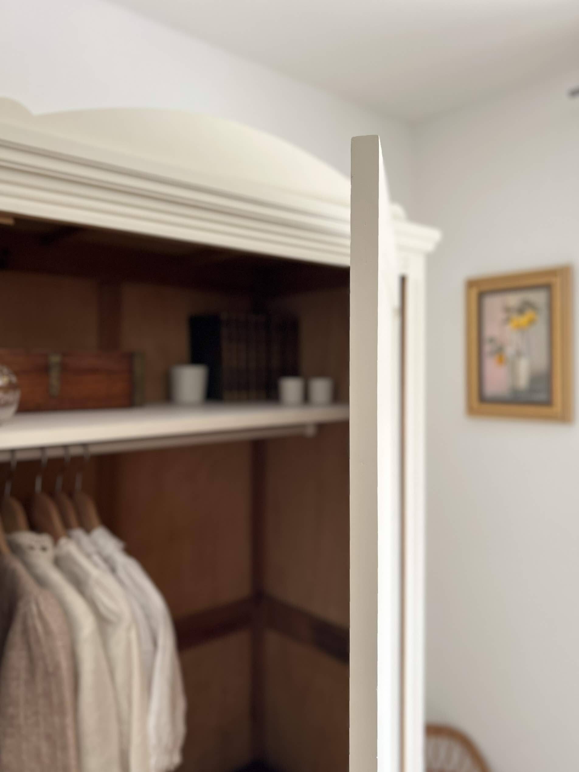 Armoire bonnetière parisienne