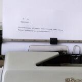 Machine à écrire Olympia dans sa valise