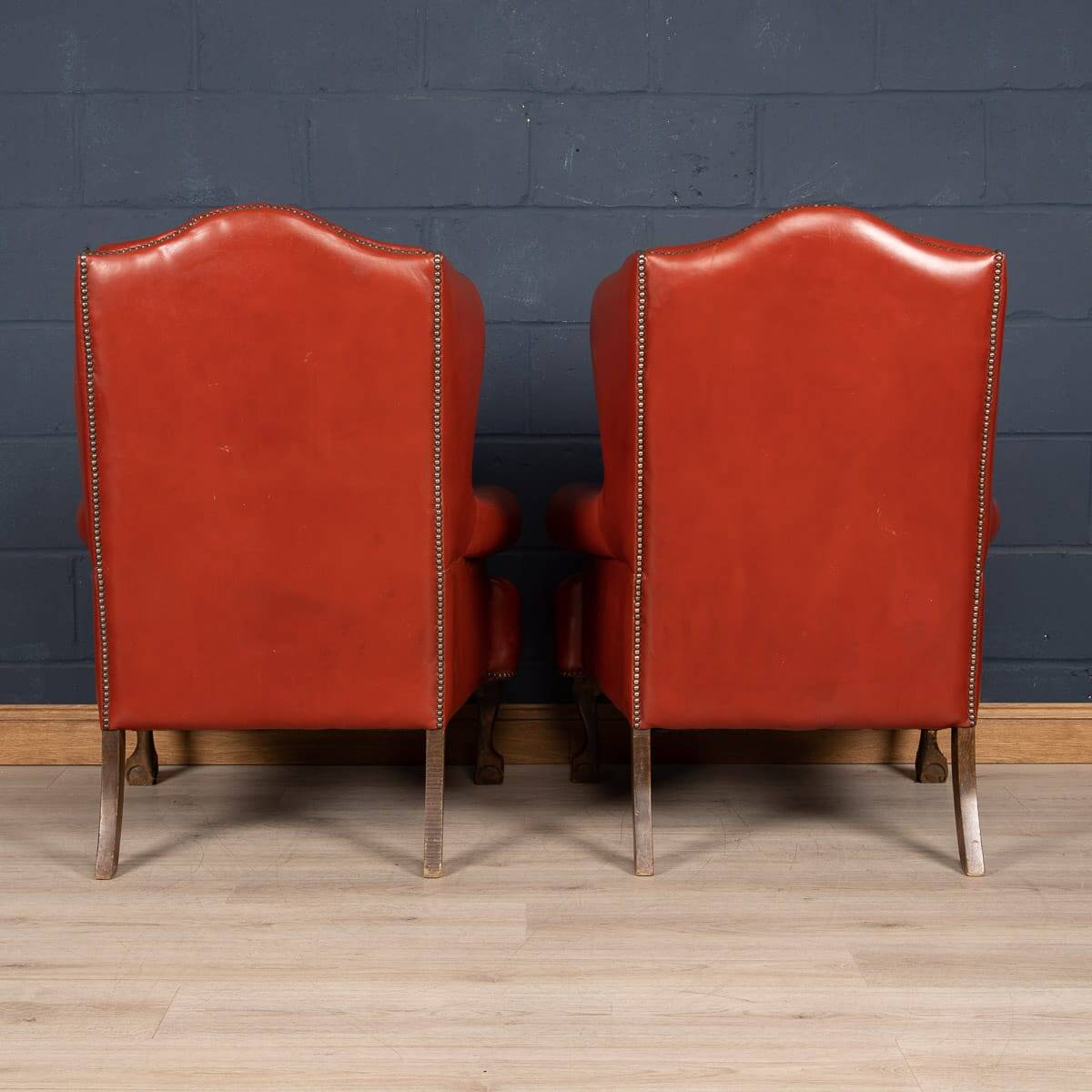 Stylish 20thc pair of english leather wing back armchairs c.1970