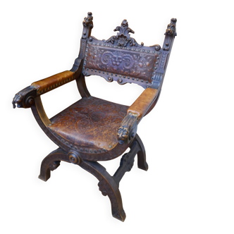 Fauteuil curule Dagobert du XIXe avec cuir d’origine, style Néo–Renaissance