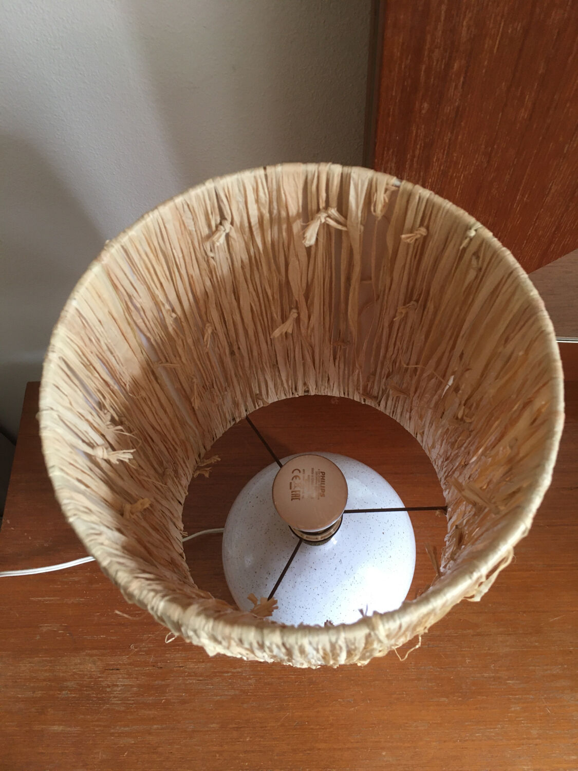 Ceramic table lamp and rafia