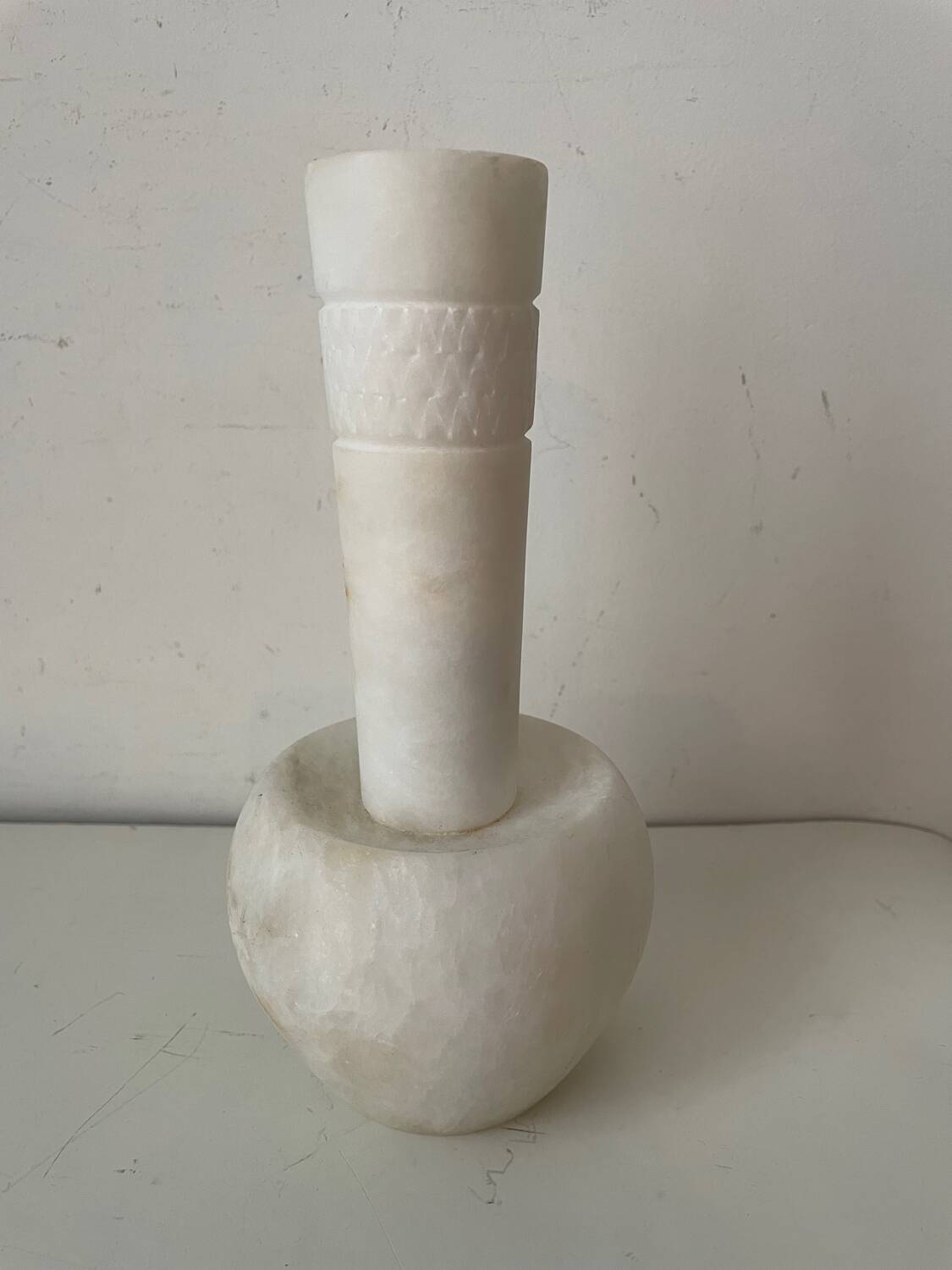 Vase soliflore en albâtre blanc