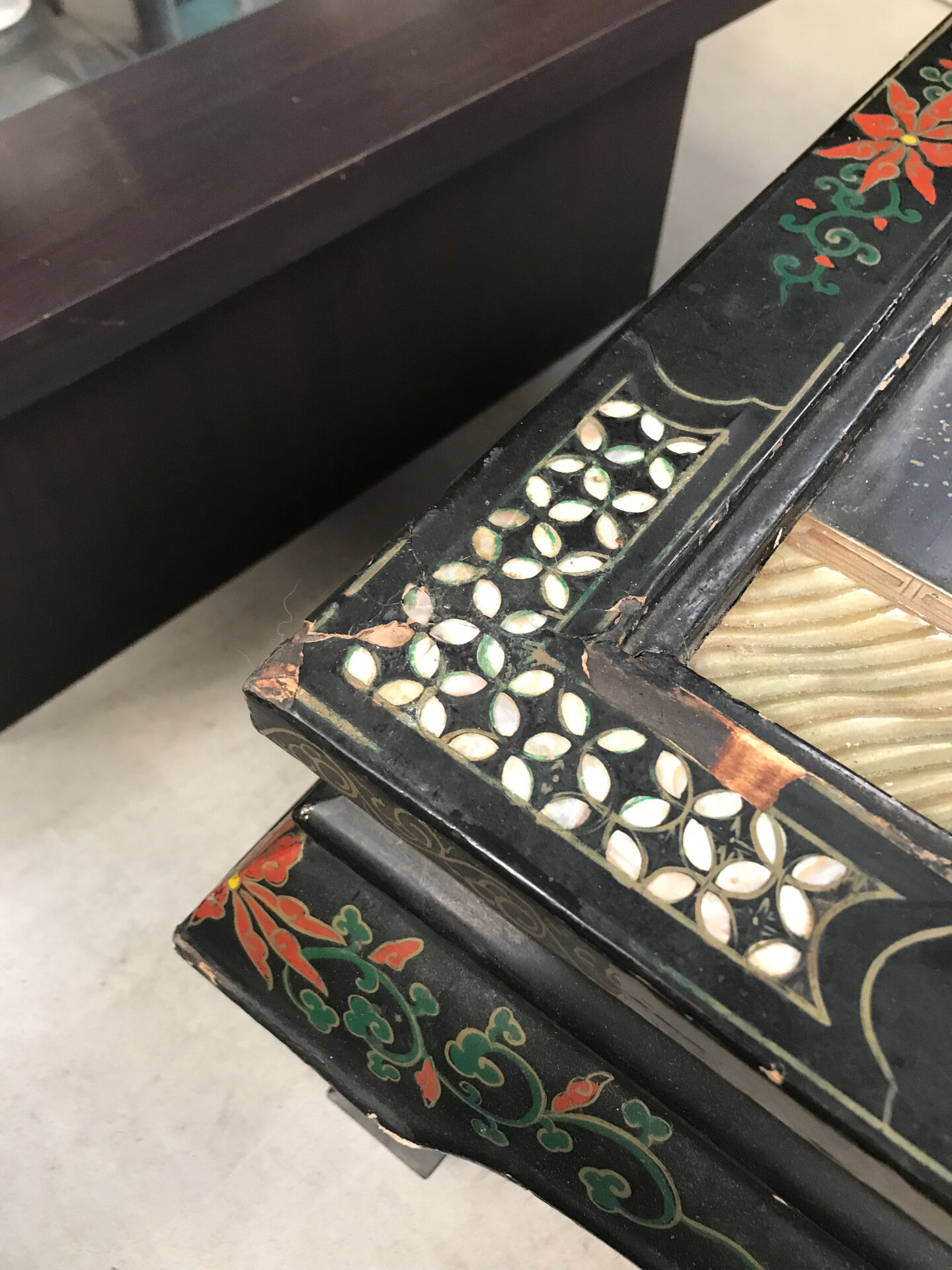 Table basse Chinoise avec sculpture et nacre