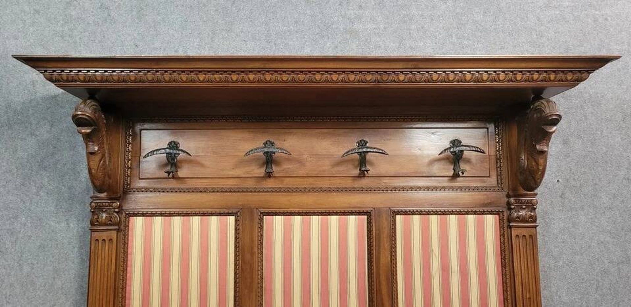 Large Renaissance-style coat rack in walnut from around 1850.