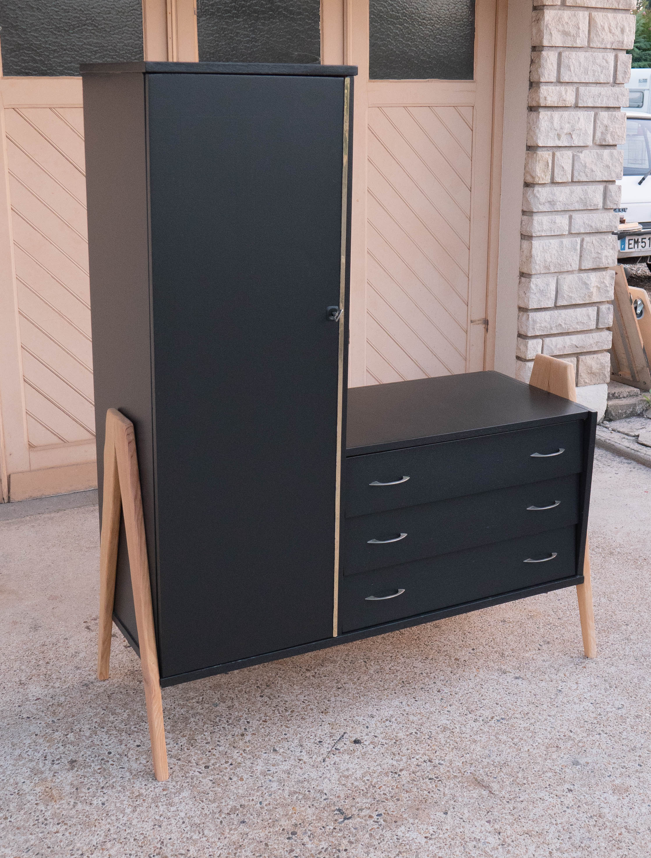Asymmetrical cabinet