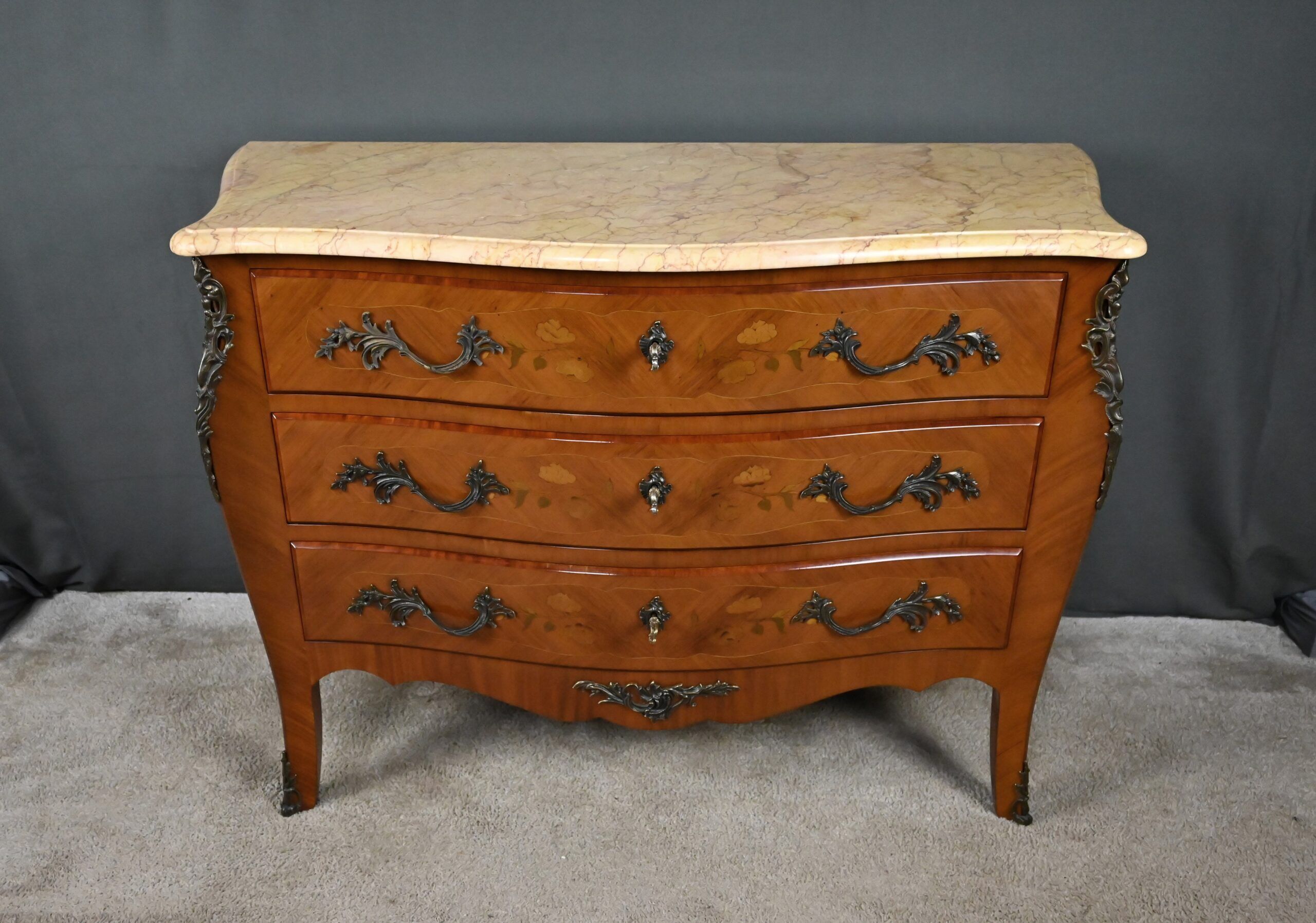 Commode en marqueterie de bois de rose, style Louis XV – 2ème partie XXe