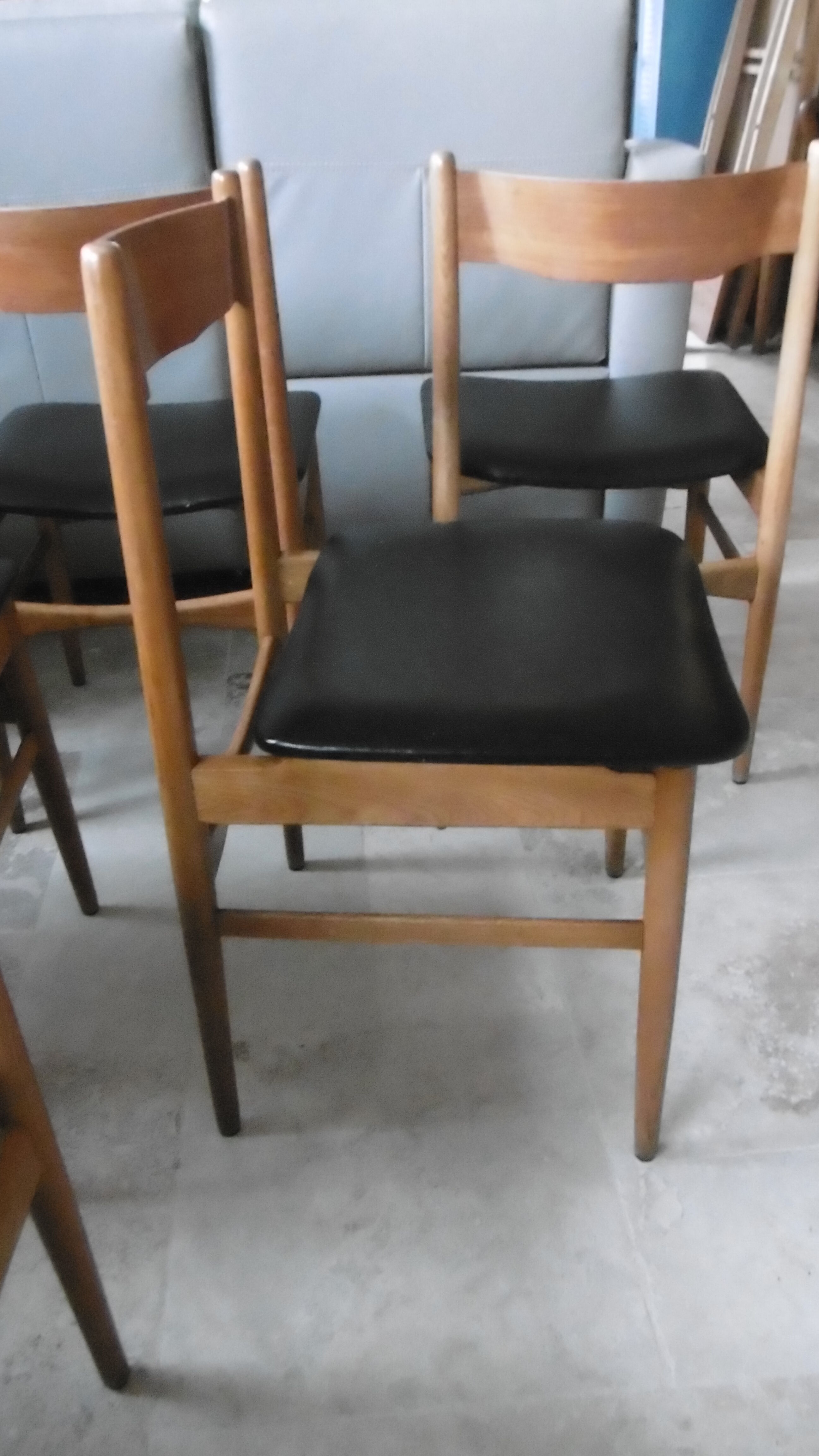 Table avec deux allonges et ses 6 chaises scandinave en teck des années 1970
