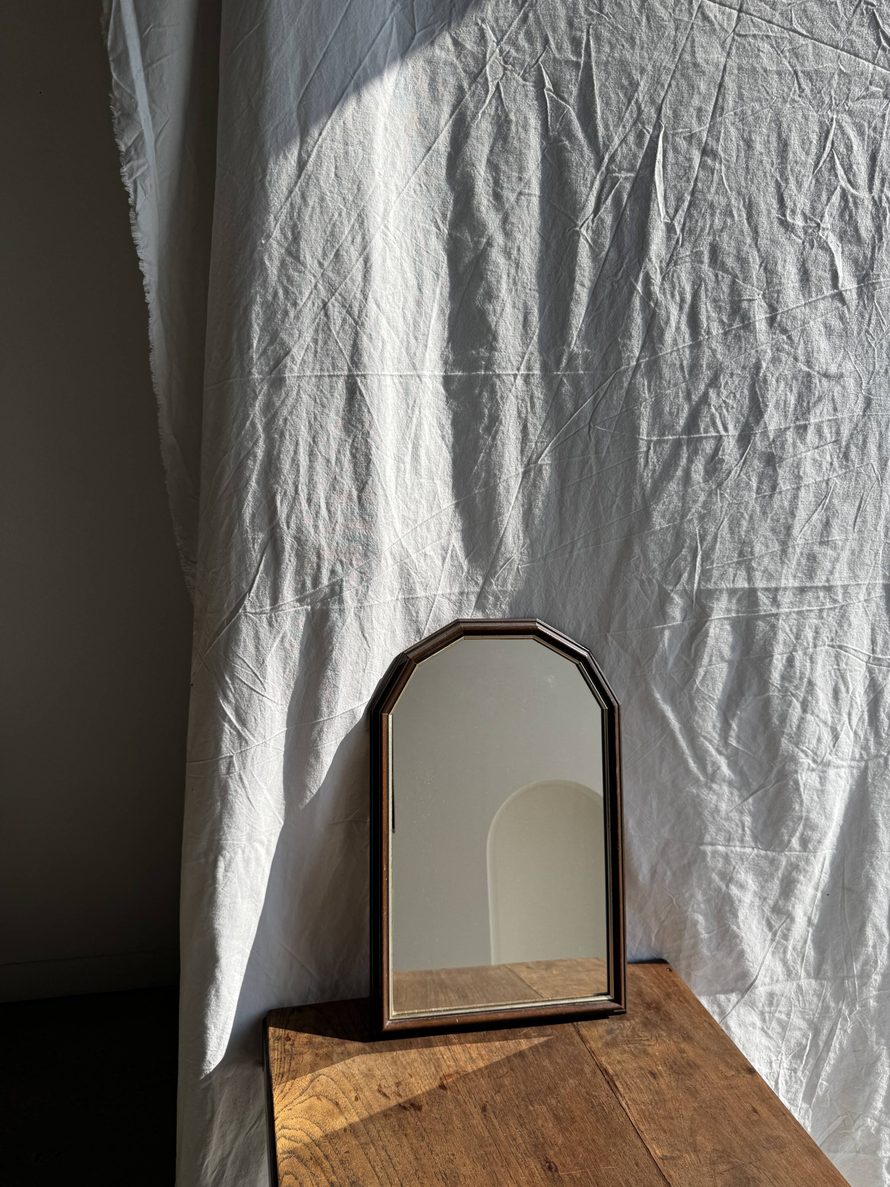 Small rounded mirror, wooden frame, gold frame H49.5