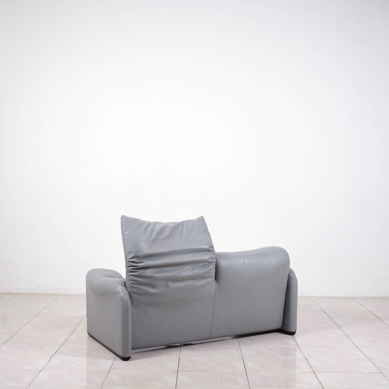 „Maralunga“ leather 2-seater sofa by Vico Magistretti for Cassina, Italy