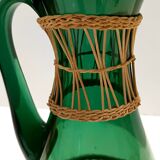Pichet/vase vert en verre soufflé à la main et osier, Empoli, Italie
